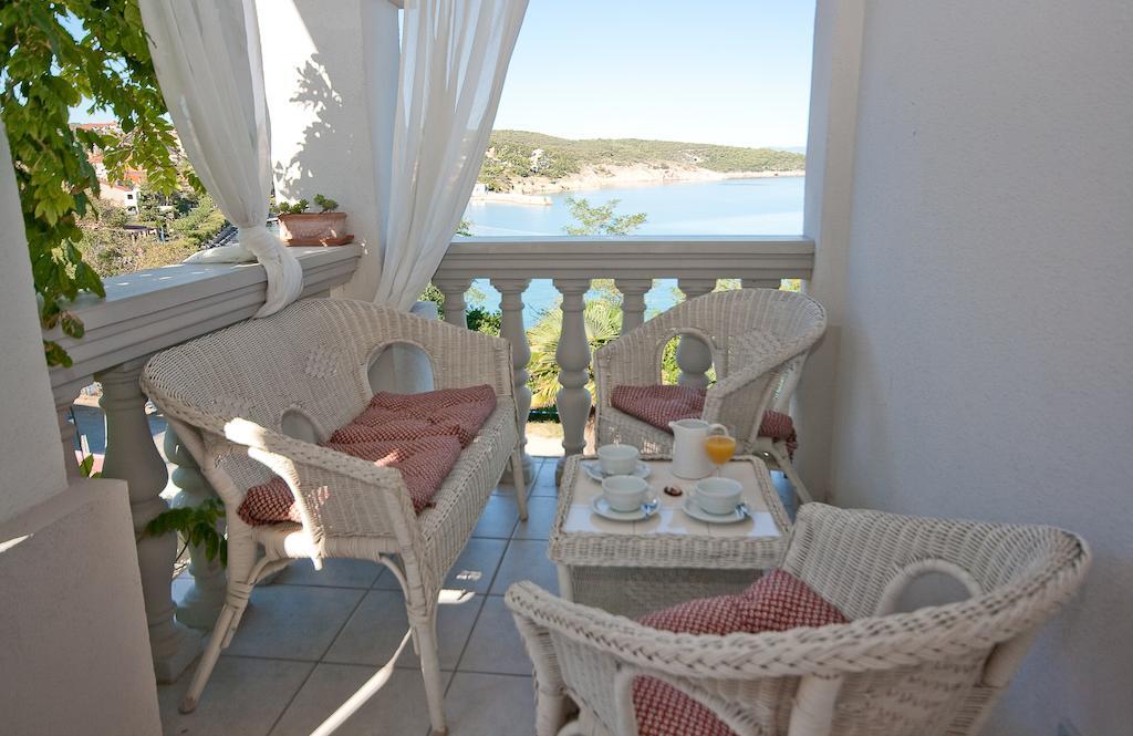 Pavi Apartments Vila Amalia سيلو الغرفة الصورة