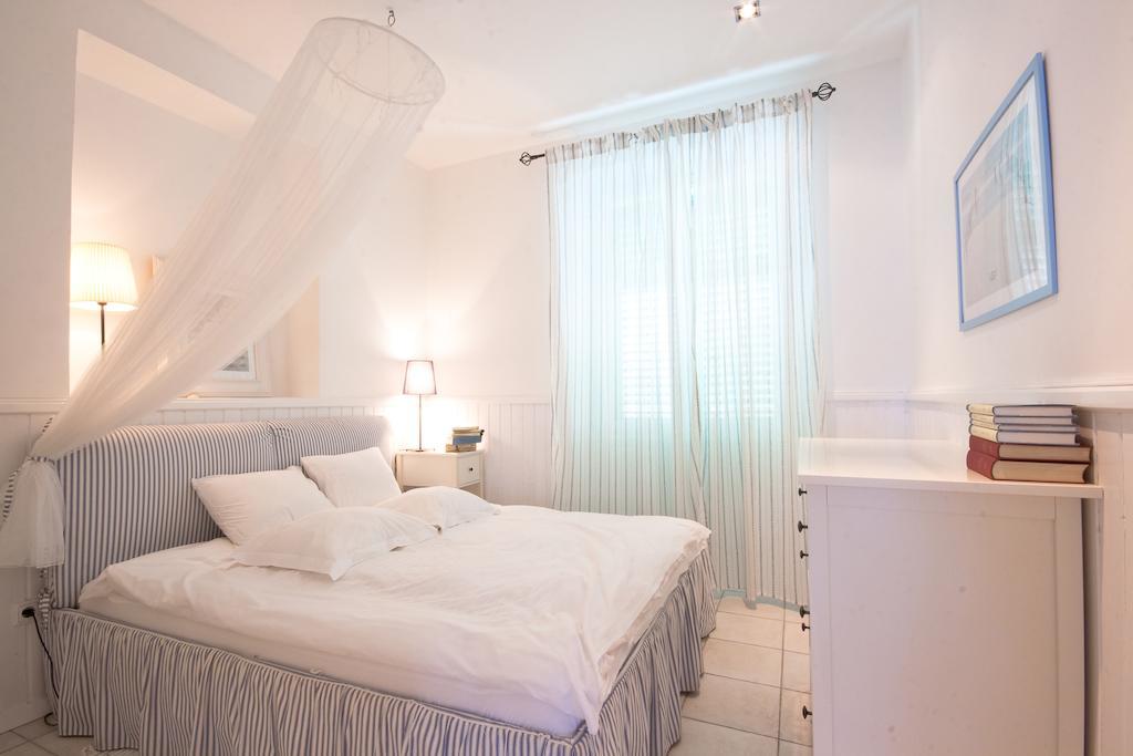 Pavi Apartments Vila Amalia سيلو الغرفة الصورة
